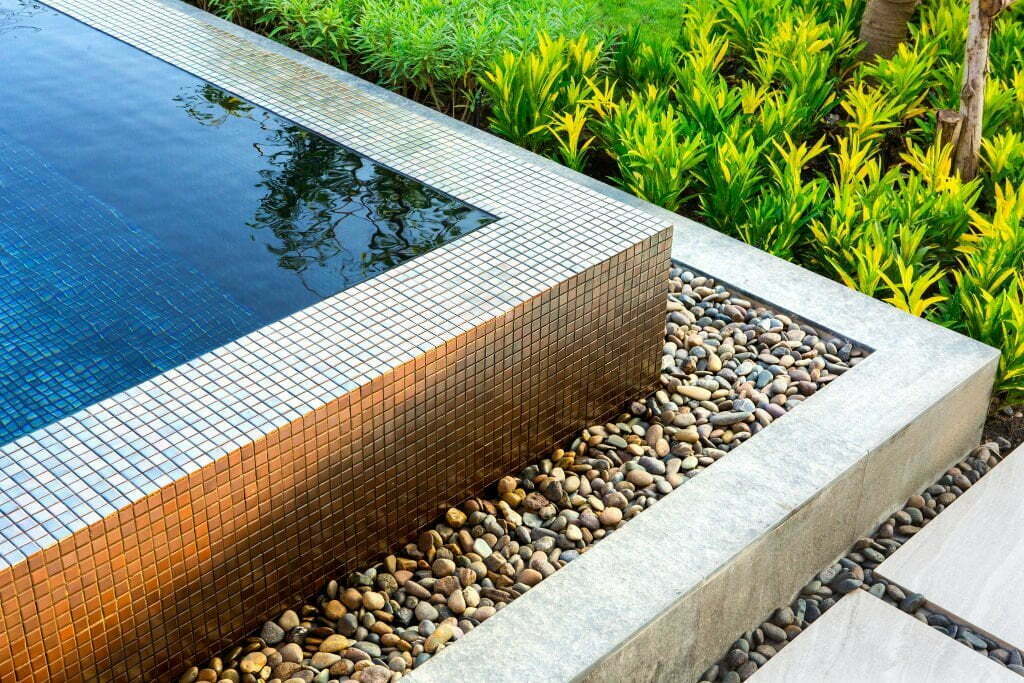Dekorasi kolam ikan merupakan salah satu inspirasi desain taman minimalis depan rumah Anda