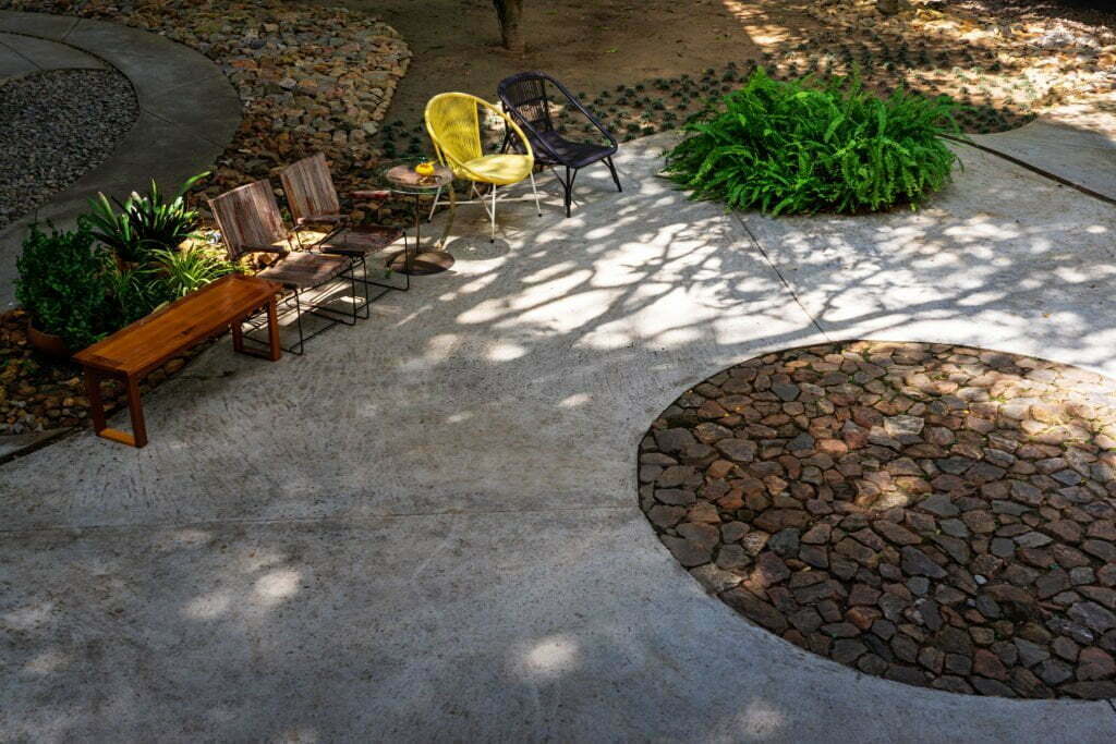 Buat tempat santai seperti gazebo merupakan salah satu inspirasi desain taman minimalis depan rumah Anda