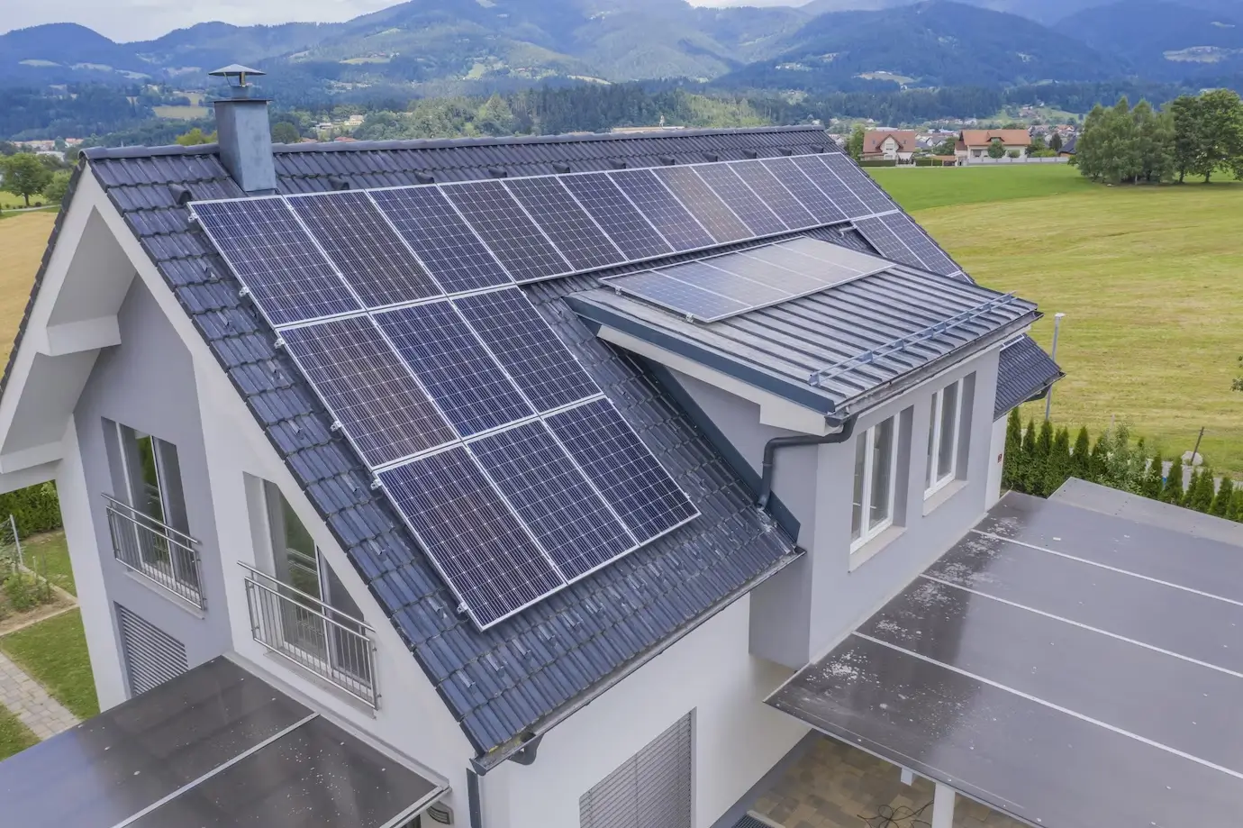 Penggunaan panel surya pada rumah