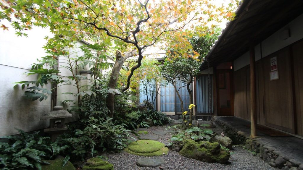 Rumah Bergaya Jepang dengan Taman Sakura